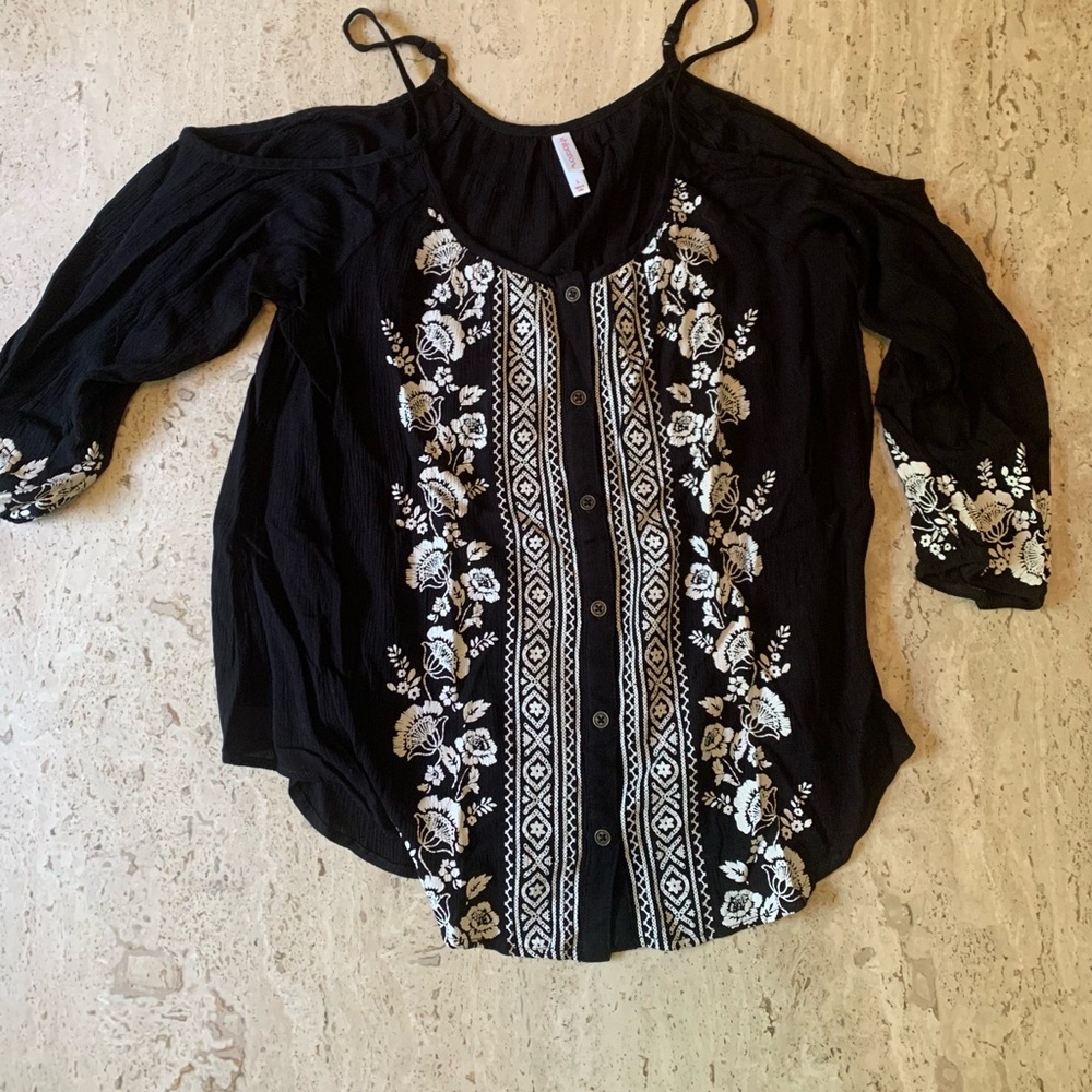 Xhilaration Black and White open shoulder flowy top